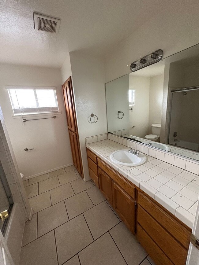 Building Photo - SE Tulare Home Near Shopping Center Rent Ready!