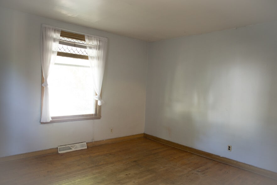 Building Photo - 644 Ontario St SE