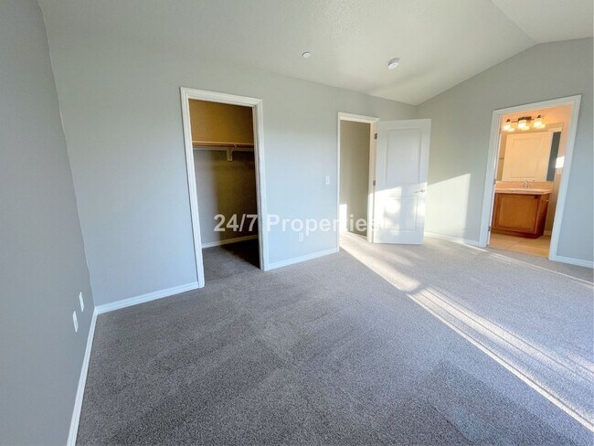 Building Photo - Spacious and Modern 3-Story Townhome - Mol...