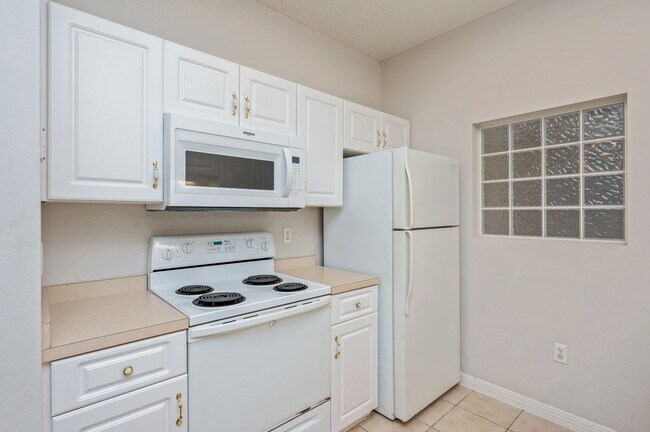 Building Photo - First Floor - The Oaks Unit!