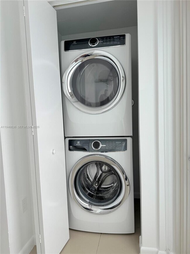 Building Photo - 3250 NE 1st Ave