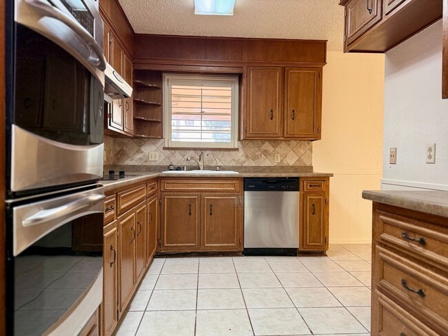 Building Photo - 2213 Culver Dr