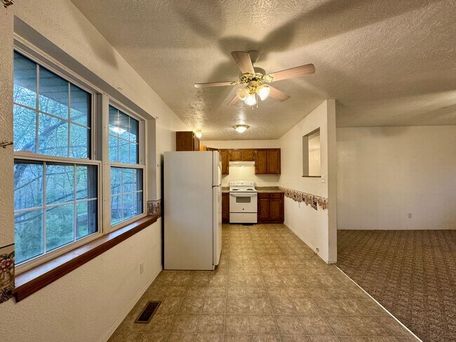 Building Photo - 3 Bedroom 1 Bath Home in Meadow Heights