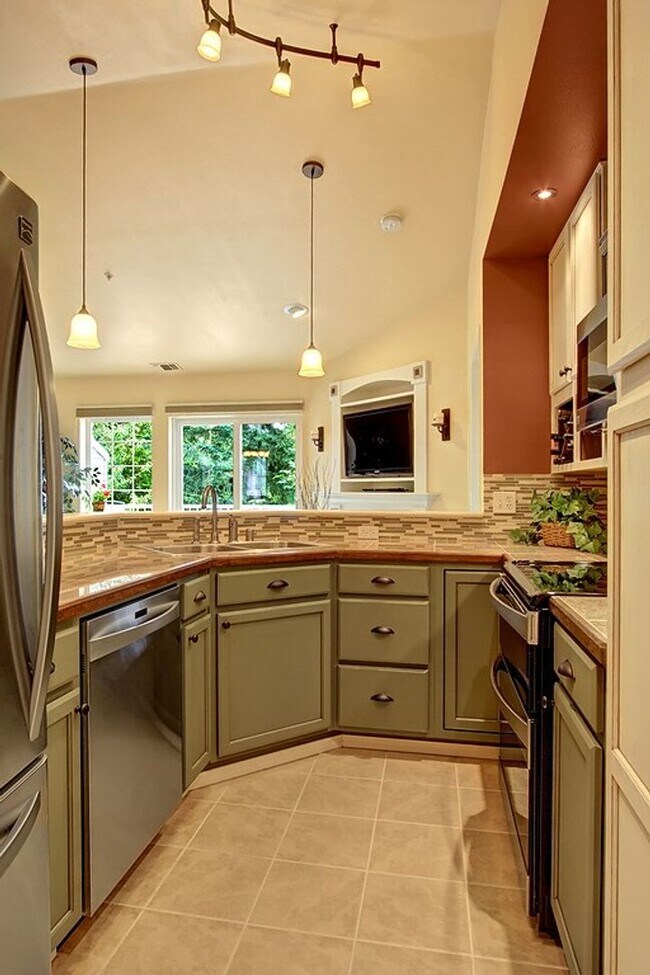 Building Photo - 2Bd/1.75Ba Bothell Condo