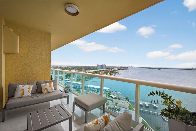 Building Photo - 2650 Lake Shore Dr