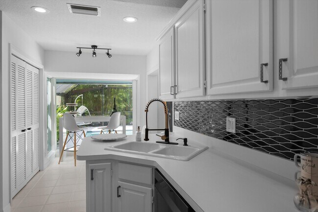 Building Photo - 2252 Las Casitas Dr