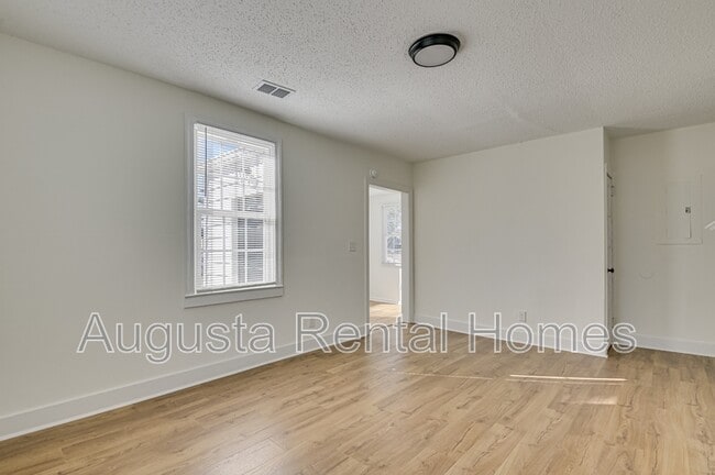 Building Photo - 2019 Roosevelt Dr