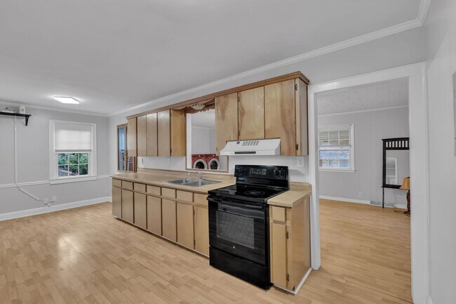 Building Photo - Well-maintained 3-bedroom, 1-bath all brick ranch offering 1,253 sq. ft. of functional living space