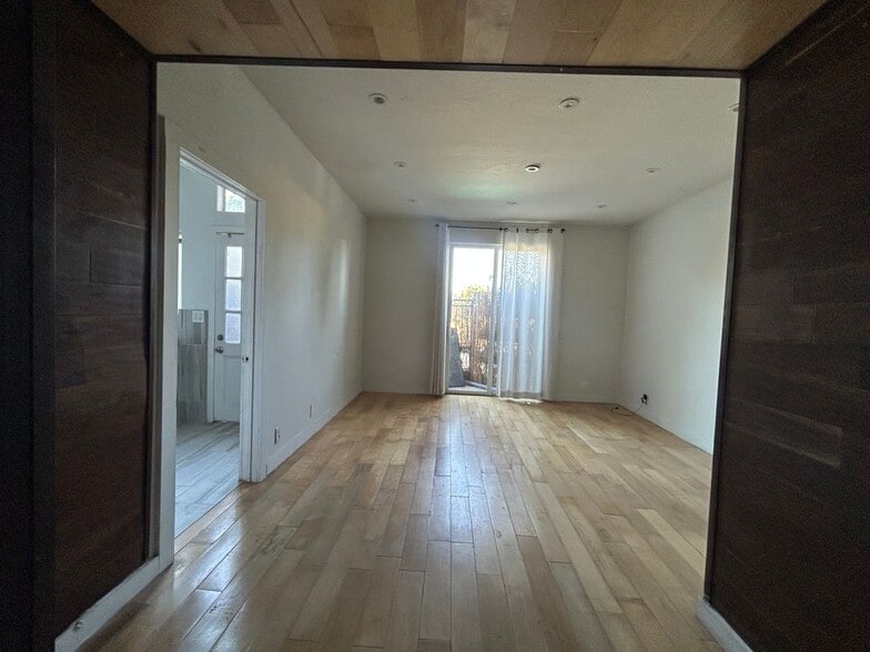 Building Photo - 10210 Newville Ave