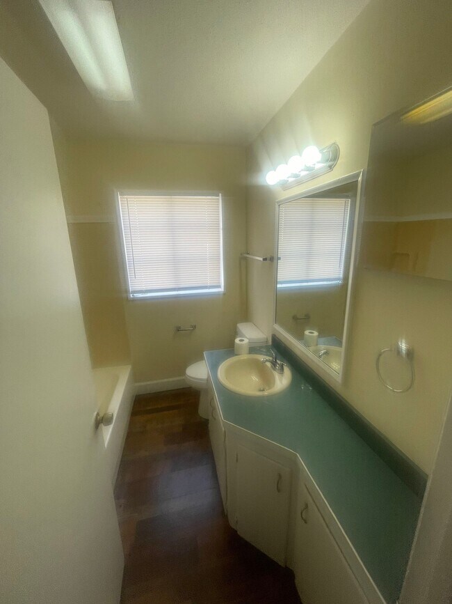 Building Photo - 852 Reaves St