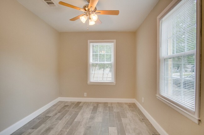 Building Photo - Beautifully Renovated 2BR in Navy Point - ...