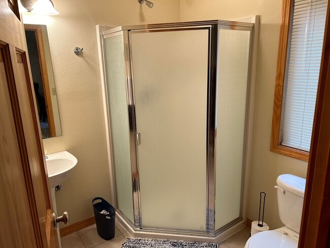 Building Photo - 3 bedroom home with deck views of the lake and mountains in Lakeside!