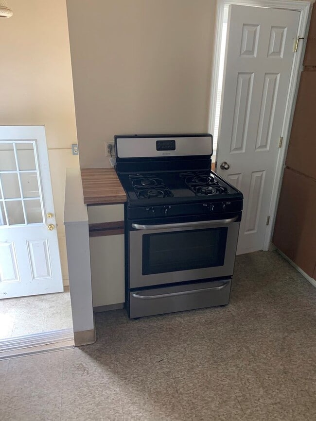 Building Photo - 2284-6 South Overlook Road