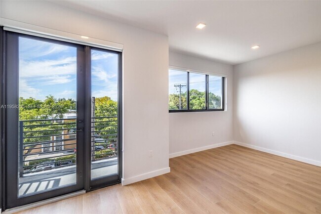 Building Photo - 1376 SW 4th St