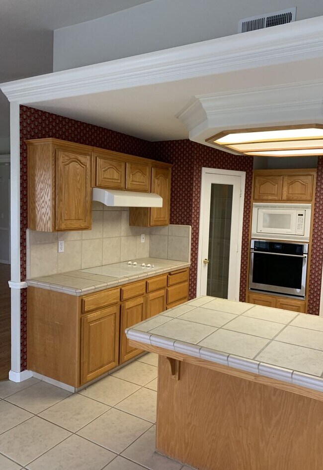 Building Photo - 3 Bedroom 2 Bath