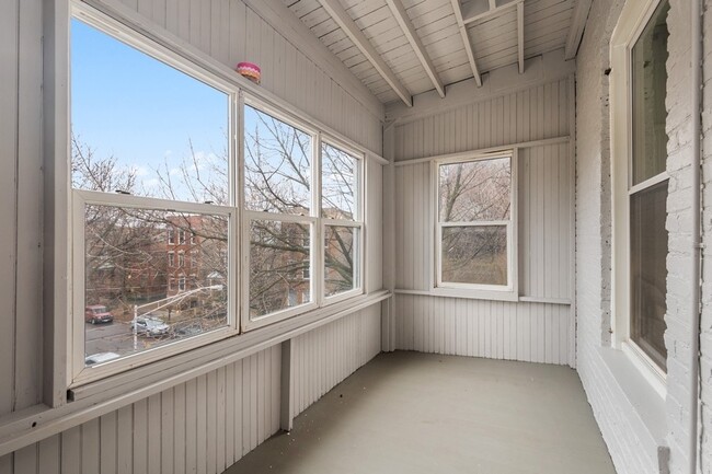 Building Photo - 935 N Hoyne Ave