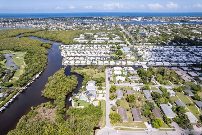 Building Photo - ** NEAR DOWNTOWN ** 2 BED / 2 BATH CONDO -...