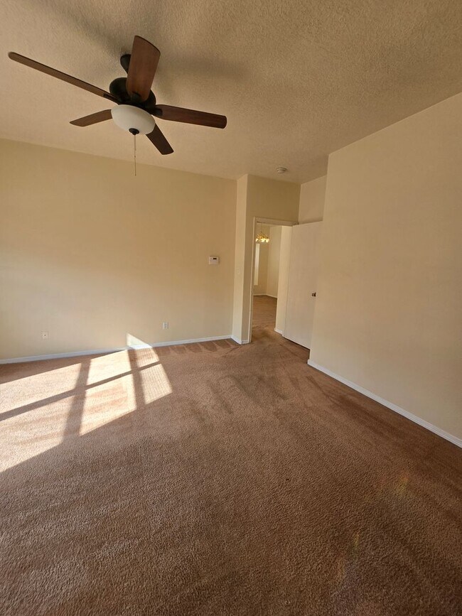 Building Photo - 4 bed, 2 bath home in Northern Meadows