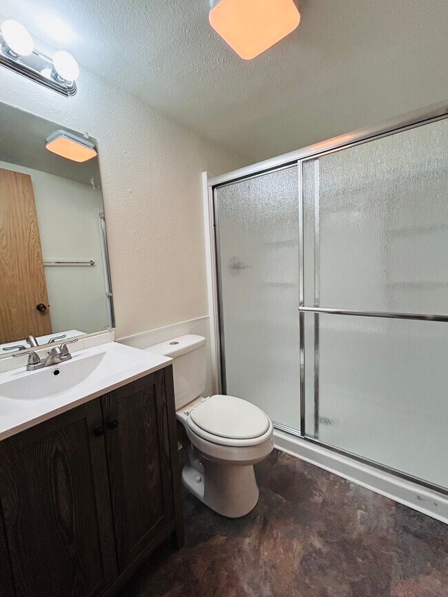 Building Photo - ***PENDING APPLICATION***Great 3 Bedroom 1.75 Bathroom Condo! Washer/Dryer Hook Ups! W/S/G Paid!