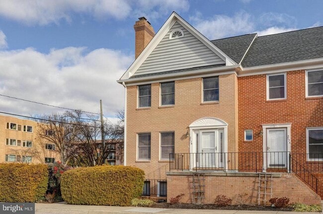 Building Photo - 217 Locust St SE
