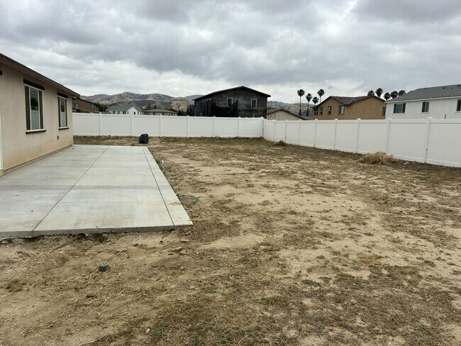 Building Photo - Spacious 4-Bedroom Single-Story Home with Large Backyard