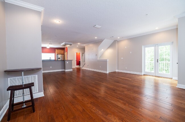 Building Photo - "Spacious & Stylish 3-Bed Oasis in Tampa w...