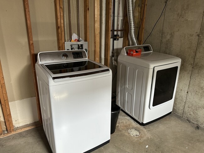 Building Photo - 2427 Mallard Dr