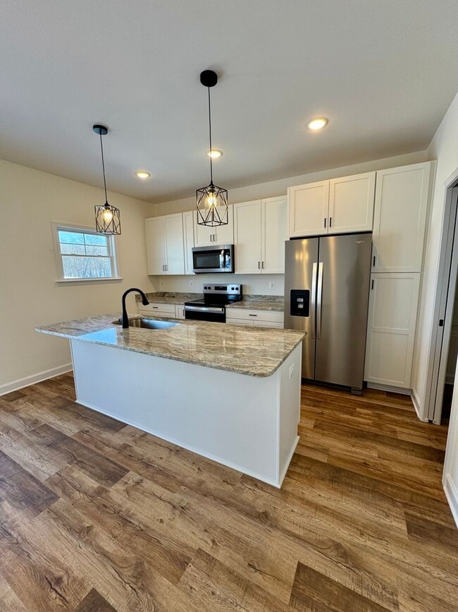 Building Photo - Like New Townhouse for Rent in Congers Creek