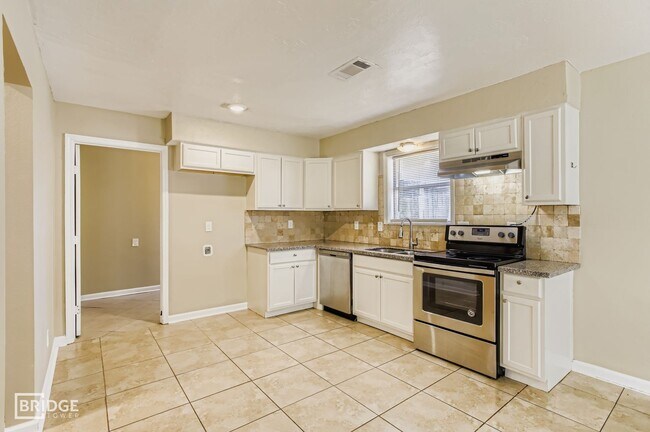Building Photo - 15710 Sandy Hill Dr