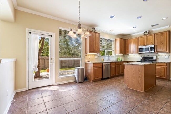 Building Photo - 4 bedroom / 2 bathroom