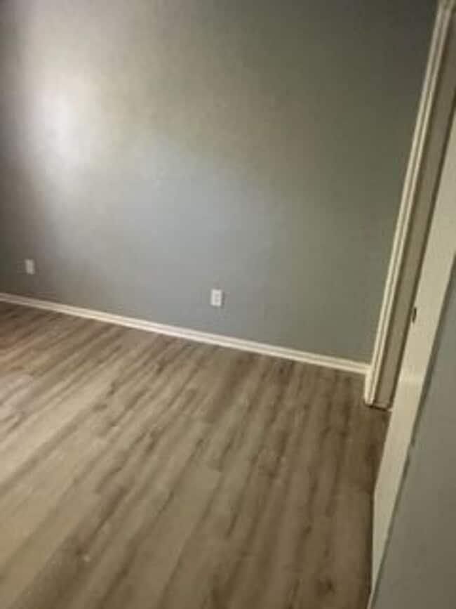 Building Photo - Beautiful 3 Bedroom 2 Bath Duplex!