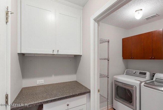 Building Photo - 1520 Summerdown Way