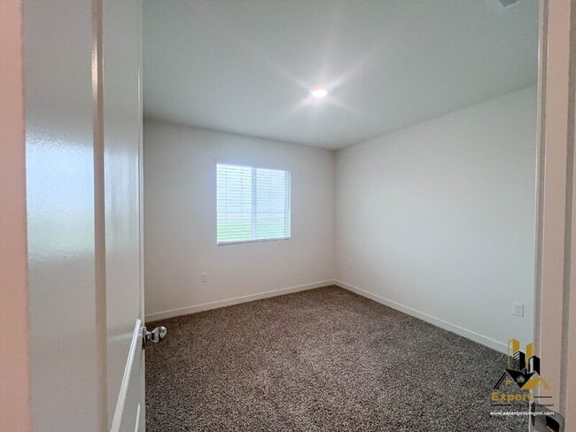 Building Photo - 2081 Blue Star Dr