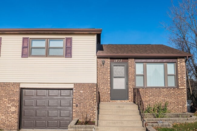 Building Photo - 2 bed 1 bath Duplex with basement in Portage