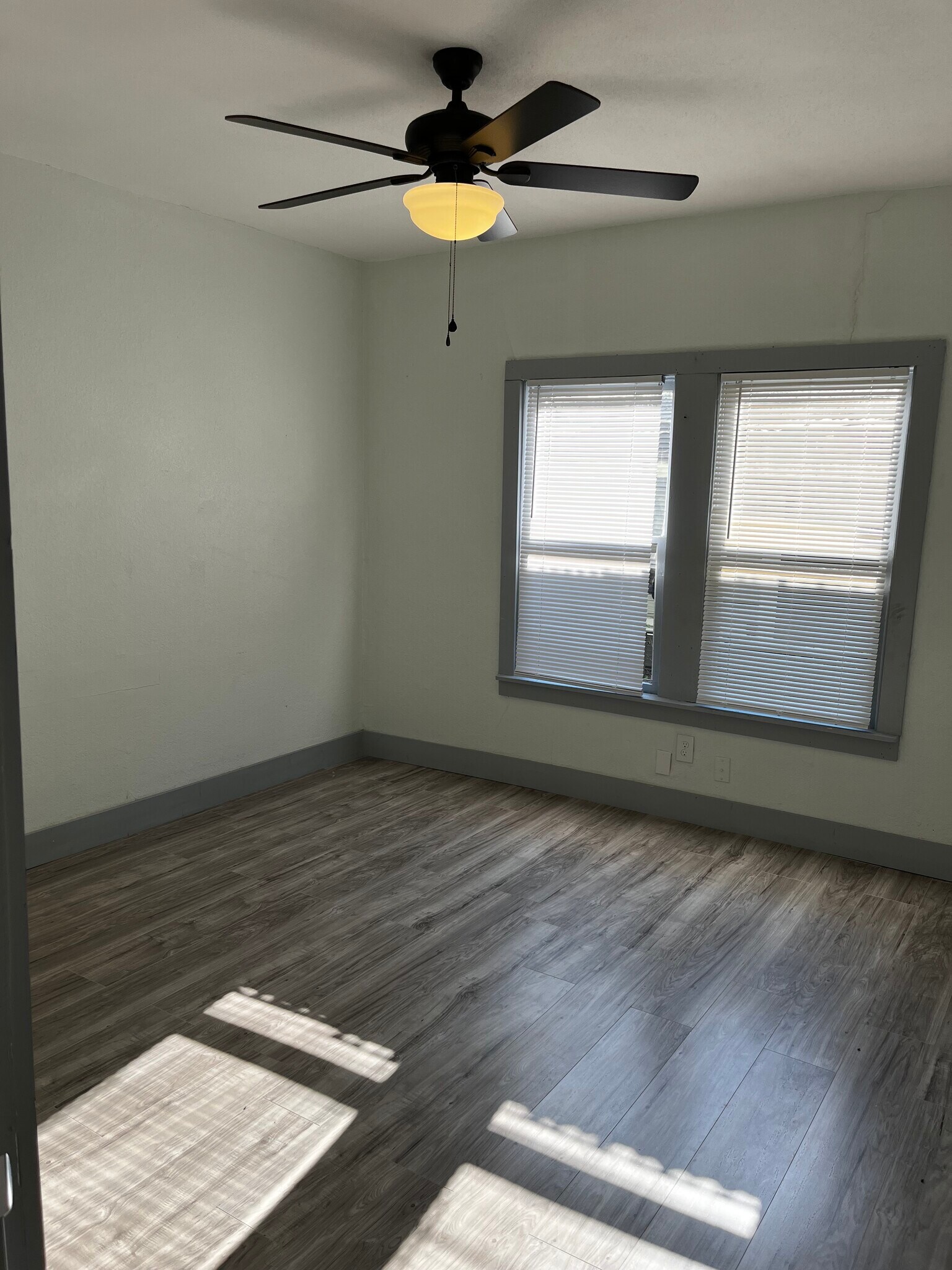 Building Photo - 1914 W Wildwood Dr