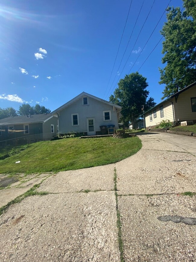 Building Photo - Updated 2 Bedroom 1.5 Bath Near Grandview ...