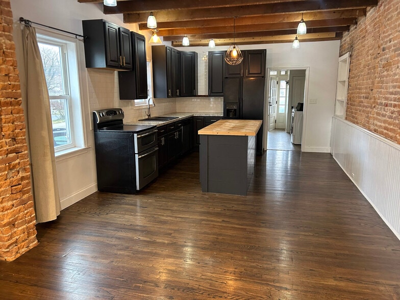 Building Photo - 302 S State St