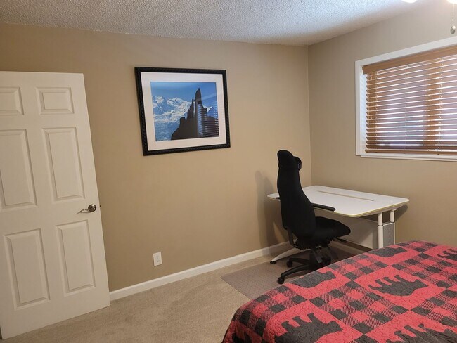 Building Photo - Fully furnished condo with pool