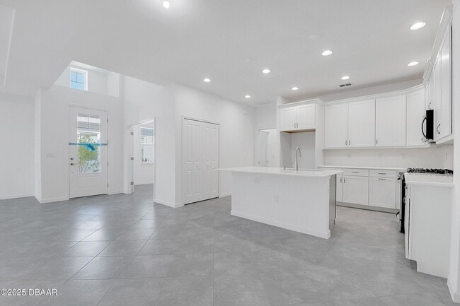 Building Photo - 215 Summertime Pl