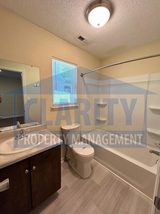 Building Photo - Two bedroom townhome w/ cathedral ceilings!