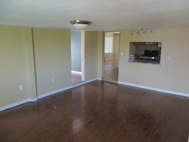 Building Photo - Country Home, 4BR+ Den/2BA, Blt 1960’s - L...