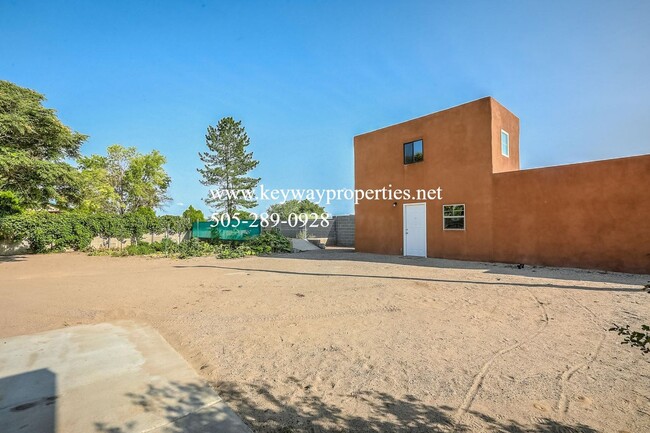 Building Photo - 3 bedroom home plus CASITA!