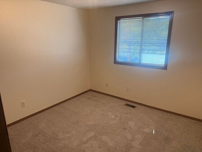 Building Photo - Updated Single Level Home