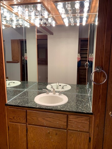 Building Photo - 2901 SE Oaks Park Way