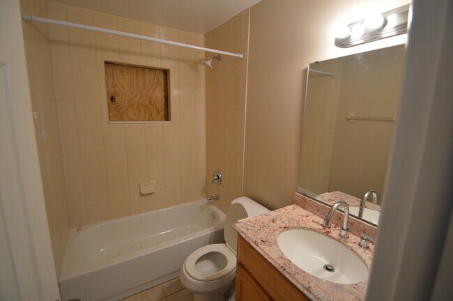 Building Photo - 423 Longwood Cir