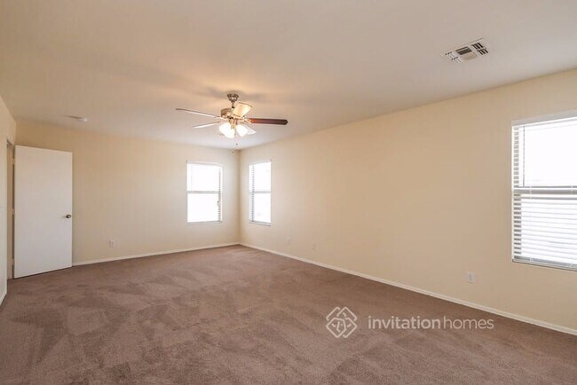 Building Photo - 2322 E Spruce Dr