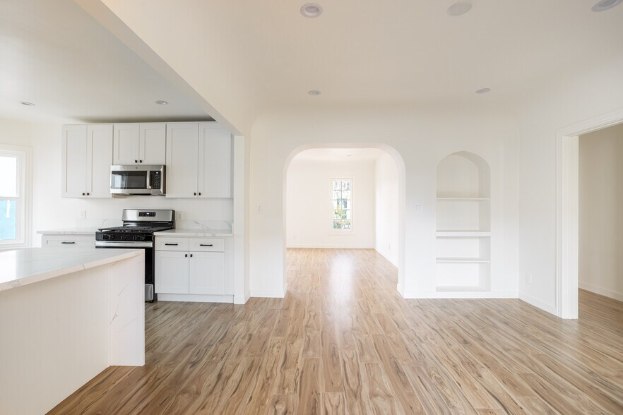 Building Photo - 738 S Stanley Ave