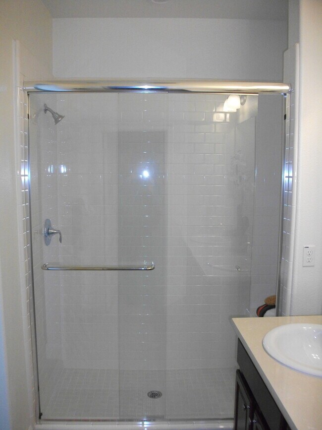 Building Photo - New Townhouse 3 bed 3.5 bath In South San ...