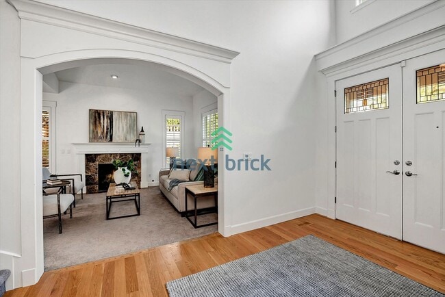 Building Photo - Spacious Home in Desirable Bellevue Neighb...