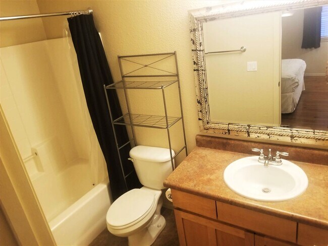 Building Photo - 2bd/2ba West-Flagstaff Condo -End-Unit - N...